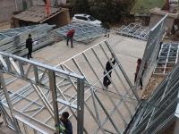 立面有磚和文化石等。如何施工才能保證立面效果與鋼混結(jié)構(gòu)一致？